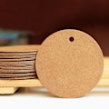 Miniatyrbild 4 av 5: 100 st Kraft-etiketter, presentlappar, runda etiketter 3x3 cm Kraft-etiketter tomma etiketter för bröllop, födelsedag, jul (brun) KLB