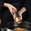Miniatyrbilde 4 av 5: Manuell salt- og pepperkvern i tre med justerbar diameter på 15,2 cm