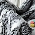 Miniatyrbillede 3 af 5: Sherpa-plys tæppe til sofa og seng, sort med øjne