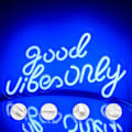 Miniatyrbild 4 av 5: Endast goda vibbar Ljusreklam LED-ord Ljusskylt Neonljus Akryl KLB