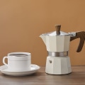 Miniatyrbild 4 av 5: Klassisk espressobryggare för spishäll för en fantastisk, djärv beige smak
