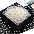Miniatyrbild 5 av 5: 100 gram strimlat papper (vitt), strimlat kraftraffiapappersfyllning, presentkorgfyllning, festtillbehör och presentinslagning, strimlat silkespapper