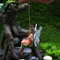 Miniatyrbilde 3 av 4: Romantisk fe par mini figurer sving hage landskap ornament harpiks statue
