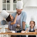 Miniatyrbillede 2 af 5: 25 stk. kokkehatte til børn og voksne - Justerbare engangshætter til bagning, madlavning, pizzaparty (hvid)