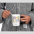 Miniatyrbild 2 av 5: Spelkontroll-keramikkruka, färgglad bokstavsspel-joystick-keramikkruka, tecknad kaffekopp Rosa
