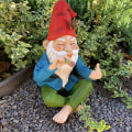 Miniatyrbillede 4 af 5: Mood Lab Havehave Gnome - Afslappet Gnome - 9,6 Tommer Høj Statue Plænehave Figur