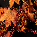Miniatyrbild 3 av 5: Höstkrans för ytterdörr 45 cm höstkrans med lönnlöv och bär, höstkrans med lönnlöv för Halloween Thanksgiving-dekoration