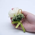 Miniatyrbillede 3 af 4: 2 stk. Bryllupsblomster Kunstige Blomster Brudgom Groomsmen Bryllupsblomster Til Bryllup Prom Hjem Royal Mælkehvid