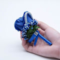 Miniatyrbillede 2 af 3: 2 stk. Bryllupsblomster Kunstige Blomster Brudgom Groomsmen Bryllupsblomster Til Bryllup Prom Hjem Kongeblå