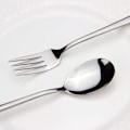 Miniatyrbillede 3 af 5: Blandet bestiksæt, suppeskeer i rustfrit stål og salatdessertgafler.