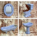 Miniatyrbillede 2 af 3: Dukkehus Møbler Miniature Badeværelse Sæt Lilla Badeværelse Tilbehør 4PCS-1:12 Skala (Blå Grå)