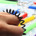 Miniatyrbilde 3 av 5: 12 stk. Stretchy Spiral Nøkkelring, Fargerik Plast Nøkkelring Fjær Nøkkelholder Utvidbar Inntrekkbar for Skole, Arbeid