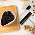 Miniatyrbild 5 av 5: 2 st doseringskopp för kaffe med sprayflaska, doseringsbricka i keramik för kaffebönor och sprutor för tesats