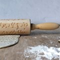 Miniatyrbild 5 av 8: Jul rullande stift i trä med noter Graverad präglingskavel med jetsymboler Köksbakningsverktyg