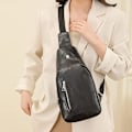 Miniatyrbild 5 av 5: Kvinnor Sling Bag Chestation Bag Liten Axelväska Läder Crossbody Body Bred Rem Axelväska Mini Ryggsäck Unisex för Utomhussporter Vandring