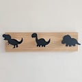 Miniatyrbild 2 av 2: Väggmonterade dörrkrokar för barn med dinosauriemotiv i trä, dörrhängare för pojkrum, barnrum, lekrum - Svart