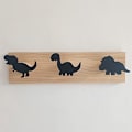 Miniatyrbild 1 av 2: Väggmonterade dörrkrokar för barn med dinosauriemotiv i trä, dörrhängare för pojkrum, barnrum, lekrum - Svart