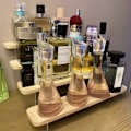 Miniatyrbild 2 av 5: 4-stegs akryl displayställ, trätrappa hylla arrangör samlarobjekt dekoration för figur display, nagellack, docka, kosmetika