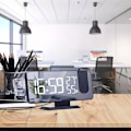 Miniatyrbild 6 av 7: Projektionsväckarklocka, digital väckarklocka med projektion, radioväckarklocka med USB-anslutning, stor LED-display, snooze-funktion, dubbla larm, projektion