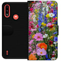 Pikkukuva 1 / 3: Motorola Moto E7 Power Lompakkokotelo Kukkakuvioinen mobiilikuori kesäisellä niityllä ja luontomaisemalla