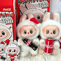 Pikkukuva 3 / 4: Pop Mart Labubu × Coca-Cola Edition 17,5 cm