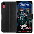 Miniatyrbild 1 av 3: Apple iPhone XR Plånboksfodral Squid Game Säsong 3 Seriefigurer Populärt TV Serie Motiv Ikoner Spänning Drama Asiatisk Design Trend