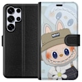 Miniatyrbild 1 av 3: Samsung Galaxy S25 Ultra Plånboksfodral Labubu med hatt – Pop Mart-figur Mr. Butcher i retro stil med karaktär
