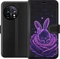 Kompatibel Tegnebogsetui til OnePlus 11 Lilla neonkanin i en lysende rose med små hjerter mod sort baggrund sort