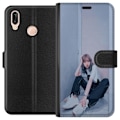 Pikkukuva 1 / 3: Huawei P20 lite Lompakkokotelo Lisa from Blackpink – K-pop Style Icon