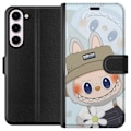 Pikkukuva 1 / 3: Samsung Galaxy S23+ Lompakkokotelo Labubu hattuineen - Pop Mart -hahmo Mr. Butcher retrotyylillä ja luonteella