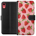 Miniatyrbild 1 av 3: Apple iPhone XR Plånboksfodral Strawberry Dreams – jordgubbsmönster i retrostil