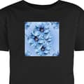 Miniatyrbillede 1 af 3: T-shirt til Voksen Sort Lille Store lyseblå blomster med mørkeblå midter mod blå baggrund sort S