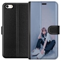 Pikkukuva 1 / 3: Apple iPhone 5s Lompakkokotelo Lisa from Blackpink – K-pop Style Icon