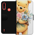 Miniatyrbillede 1 af 3: Motorola Moto E7 Power Tegnebogsetui Nalle Puh med blomster - klassisk børnefavorit i en blomstrende forårs miljø
