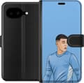 Kompatibel Tegnebogsetui til Google Pixel 10a Foden blå - Phil Foden i lyseblå kamptrøje, der kigger til siden mod en lyseblå baggrund blå