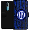 Kompatibel Tegnebogsetui til Nokia 2.4 Blåsort fodboldinspireret emblem mod struktureret blå og sort baggrund blå