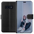 Pikkukuva 1 / 3: Samsung Galaxy S10e Lompakkokotelo Lisa from Blackpink – K-pop Style Icon