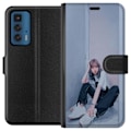 Pikkukuva 1 / 3: Motorola Edge 20 Pro Lompakkokotelo Lisa from Blackpink – K-pop Style Icon