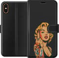 Kompatibel Tegnebogsetui til Apple iPhone XS Blond kvinde i popkunststil med tatoveringer og løftet langfinger mod sort baggrund sort