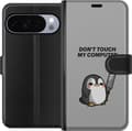 Kompatibel Tegnebogsetui til Google Pixel 11 Pro Tegnet pingvin med kniv og teksten Don't Touch My Computer på grå baggrund