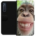 Miniatyrbillede 1 af 3: Sony Xperia 5 II Tegnebogsetui Chimp Selfie Rolig Grafisk Design Abe Dyremotiv Trendy Sjovt Motiv Populært Urban Kunst Stil