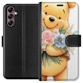 Miniatyrbillede 1 af 3: Samsung Galaxy A14 5G Tegnebogsetui Nalle Puh med blomster - klassisk børnefavorit i en blomstrende forårs miljø