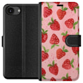 Miniatyrbild 1 av 3: Apple iPhone 16e Plånboksfodral Strawberry Dreams – jordgubbsmönster i retrostil