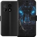 Kompatibel Tegnebogsetui til OnePlus 10 Pro Sort panter i nærbillede med intenst blå øjne og blå lysdetaljer sort