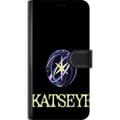 Miniatyrbillede 3 af 3: Kompatibel Tegnebogsetui til Apple iPhone 14 Pro KATSEYE-logo med gul stjerne, lilla omløbsringe og lys typografi mod sort baggrund sort