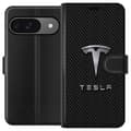 Kompatibel Tegnebogsetui til Google Pixel 9 Sølvfarvet bilemblem og tekst mod sort kulfibermønster, moderne racingmotiv sort