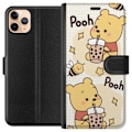 Pikkukuva 1 / 3: Apple iPhone 11 Pro Max Lompakkokotelo Nalle Pooh - klassinen karhumotiivi uudessa tulkinnassa