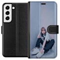 Pikkukuva 1 / 3: Samsung Galaxy S22 5G Lompakkokotelo Lisa from Blackpink – K-pop Style Icon