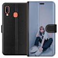 Miniatyrbillede 1 af 3: Samsung Galaxy A20e Tegnebogsetui Lisa from Blackpink – K-pop Style Icon