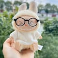Pikkukuva 1 / 4: Valkoinen T-paita Pop Mart Labubu – Vaatteet Exciting Macaron, Have a Seat & Big into Energy -hahmoille (17 cm)